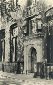 1314 Gezicht op de ingang van het Diaconie Oude Mannen- en Vrouwenhuis (Huize Oudaen; Oudegracht 99) te Utrecht.